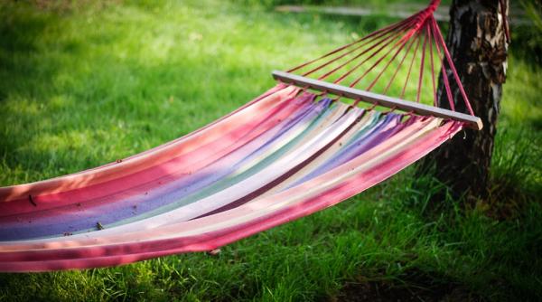 turist amendat cu 300 de euro pentru ca a adormit intr un hamac pe care l pusese pe plaja