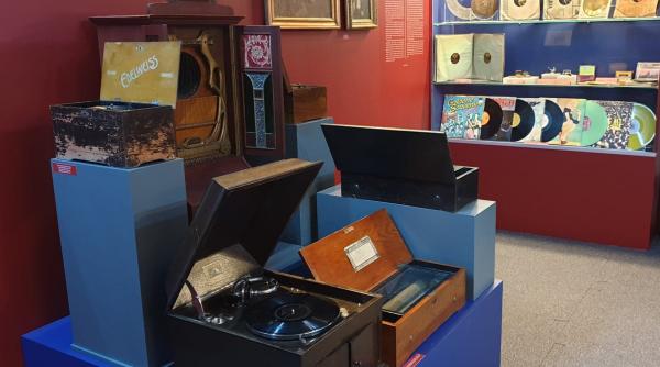 trei veacuri de poveste despre muzica traite sincron intr o singura expozitie