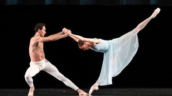 hans van manen seniorul dansului intre poezie si gesturi cotidiene