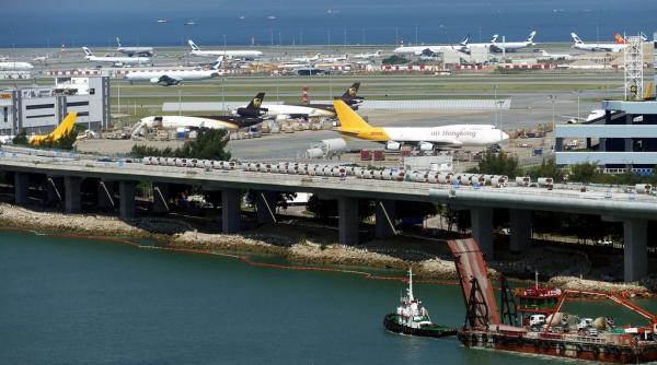 demonstratie pe aeroportul din hong kong pentru sensibilizarea pasagerilor la revendicarile democratice