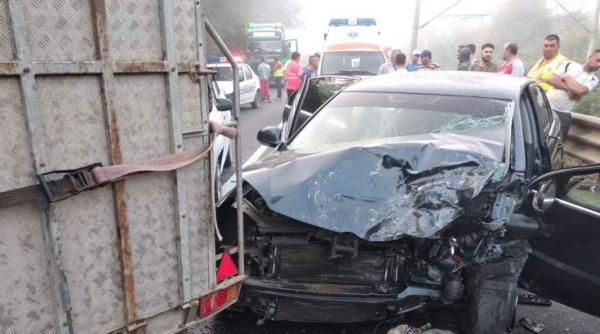 accident grav pe dn 7 un microbuz de marfa si doua autoturisme s au ciocnit o persoana a murit si alte doua au fost ranite