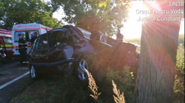accident grav in constanta o masina s a izbit de un copac un mort si doi raniti
