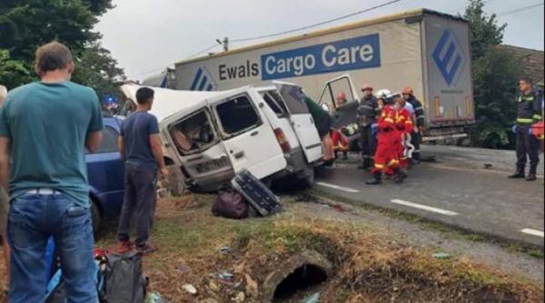 accident grav in oradea un microbuz si un tir s au izbit puternic doi oameni au murit si 7 sunt raniti