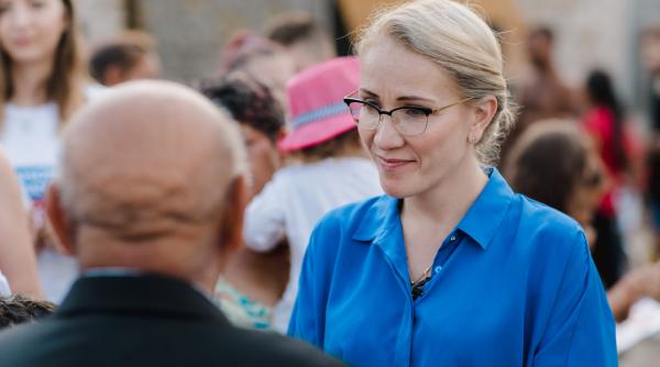 ramona ioana bruynseels multi oameni politici ne iau de fraieri domnule barna va fac un cadou constitutia romaniei