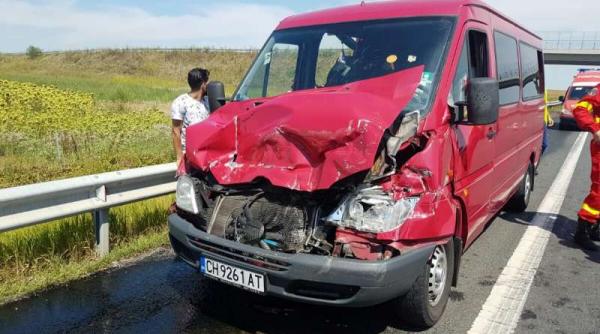 accident grav in timis un microbuz cu mai multi turisti s a ciocnit de un camion 12 persoane au fost implicate