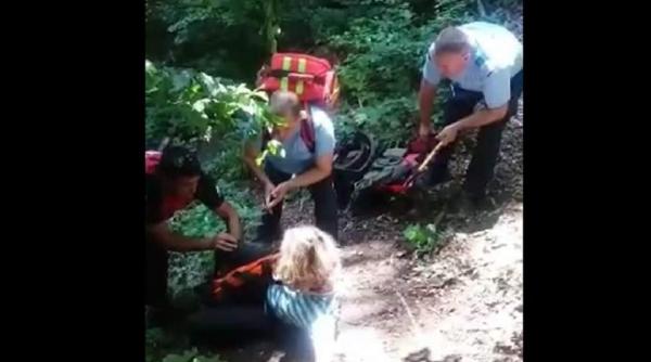 tursita salvata cu greu de pe traseul montan dupa ce a cazut intr o rapa