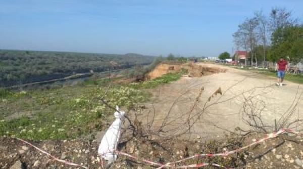 alunecarile de teren din cumpana continua malul canalului dunare marea neagra s a prabusit
