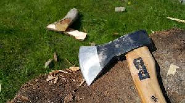 dosar penal pentru un barbat care isi ameninta vecinii de bloc cu o secure in galati