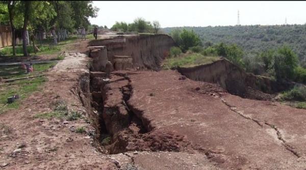 opt gospodarii din constanta risca sa se prabuseasca din cauza alunecarilor de teren