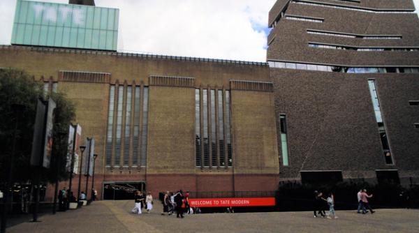 un copil in varsta de 6 ani a fost aruncat de la etajul 10 al unei galerii de arta din londra