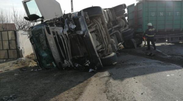 un tir incarcat cu ciment s a rasturnat pe dn 17c