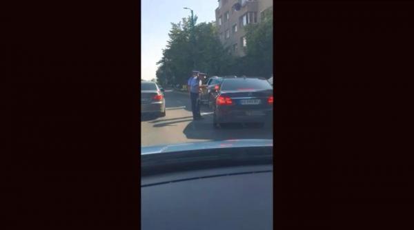 video limuzine de lux au blocat in repetate randuri traficul din timisoara ca sa treaca un alai