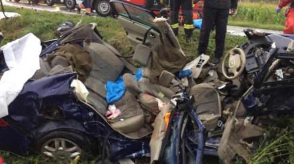 accident teribil in brasov un autoturism a fost spulberat de un tir doua persoane au murit si altre trei sunt ranite