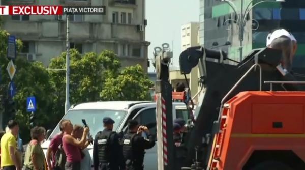 incident in piata victoriei un protestatar s a legat cu lanturi de masina primariei