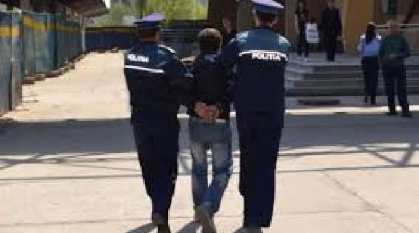 tanar depistat in zona pietei victoria cu un cutit de tip briceag