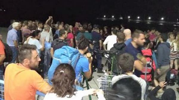 sute de turisti printre care si romani blocati de mai multe zile pe o insula din nordul greciei