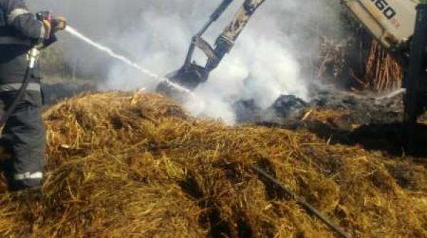 botosani pompierii intervin de peste patru ore pentru stingerea unui incendiu la un depozit de furaje