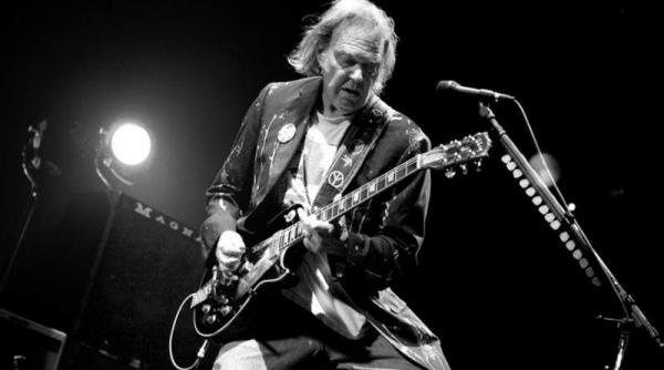 celebrul cantautor neil young isi va lansa albumul colorado in toamna