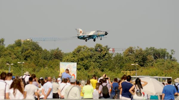bias 2019 show ul in care albinele de otel au aparut din cer si un avion de pasageri a devenit acrobat