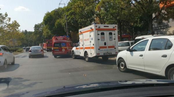 zece oameni au primit ingrijiri medicale dupa ce li s a facut rau la un strand din drumul taberei