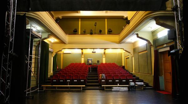 proiect de terapie prin teatru pentru bolnavii de alzheimer promovat de unatc