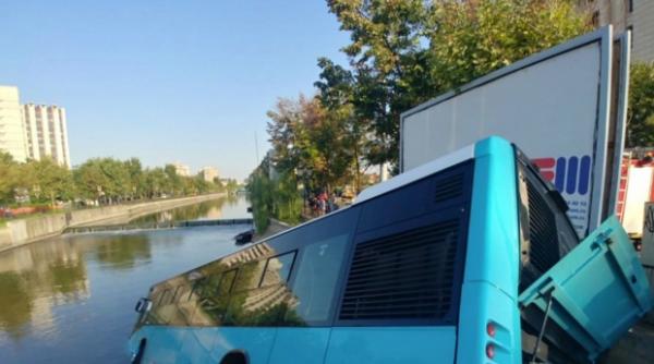 verificari la stb dupa ce un autobuz a cazut in dambovita