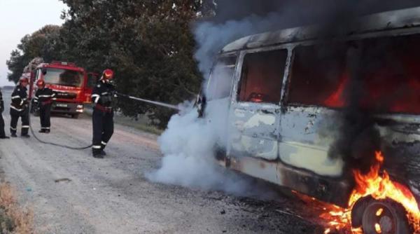 un microbuz plin cu calatori a luat foc in tulcea in aceasta dimineata