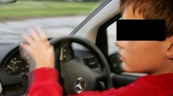 un baiat de 13 ani a facut prapad pe o strada din craiova el este cercetat dupa ce a condus o masina si a lovit mai multe autoturisme