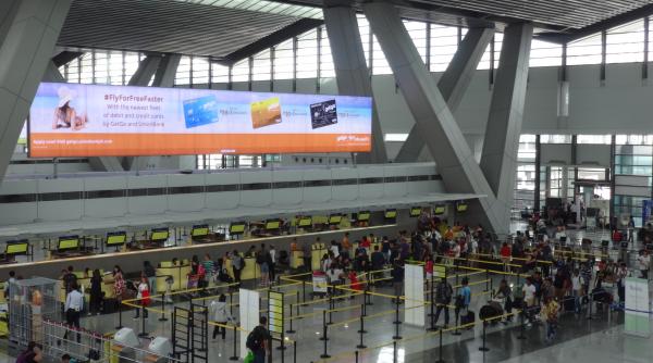 o americanca a incercat sa scoata ilegal din filipine un nou nascut intr un bagaj