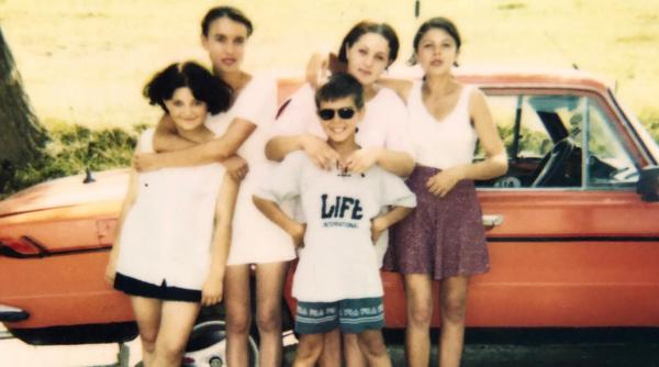 te cunosc de undeva are o distributie internationala bella este filipineza sorana are origini arabe si italiene iar grigore provine din ucraina