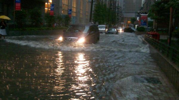 catastofa in spania cinci morti si mii de persoane evacuate din cauza inundatiilor