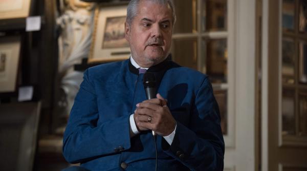 candidatul iohannis in haina liberala cu slogan de campanie furat de la adrian nastase