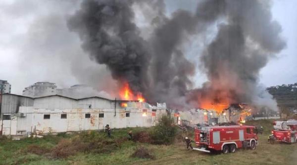 incendiu puternic langa cluj napoca pompierii au intervenit cu 6 autospeciale