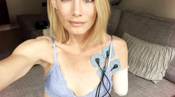 dublura millei jovovich care si a pierdut o mana in urma unei cascadorii pe platoul de filmat a dat in judecata producatorii filmului resident evil