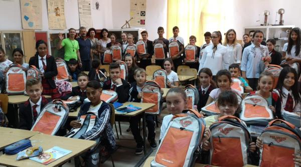 3 000 de elevi din toate regiunile tarii au primit ghiozdane complet echipate la inceputul anului scolar