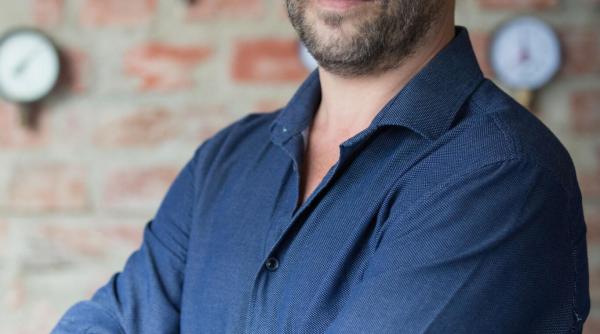 bogdan stoica crede ca istoria romaniei asa cum se preda la scoala e inutila urmatoarea sa carte e pentru tatii de viitori tipi misto