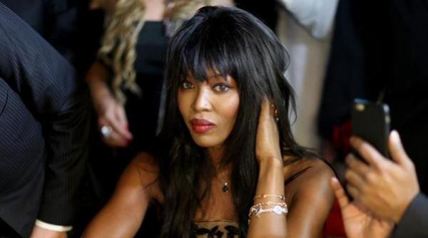 naomi campbell a incheiat prezentarea colectiei saint laurent de la paris