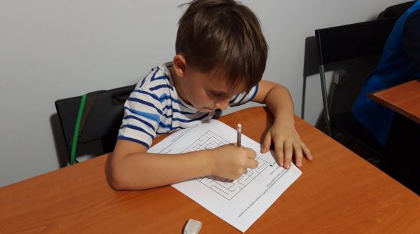 sute de copii isi doresc sa participe la cursurile clubului de excelenta