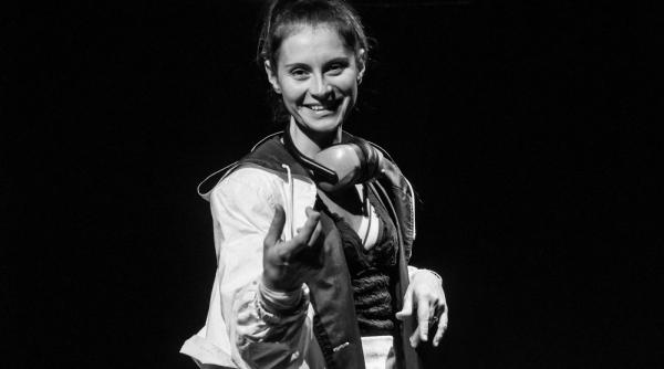 andreea bibiri la festivalul repetitie pentru adevar din new york si in studioul de teatru romano american al icr new york