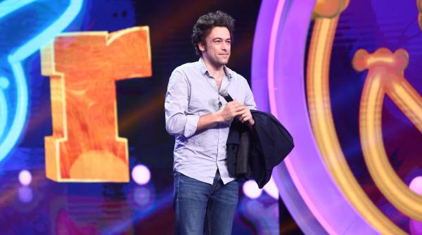 delia impresionata de un concurent la iumor nu stiu doi oameni ca el este unic in zona asta umoristica