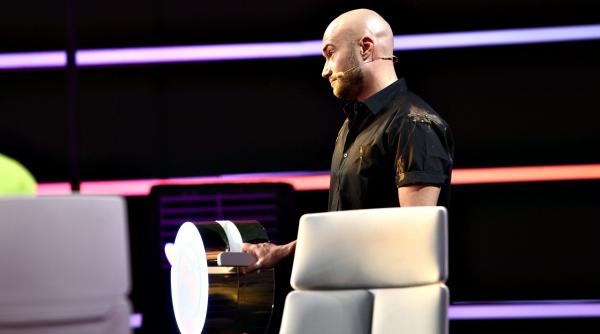 mihai bendeac este primul jurat care apeleaza la maneta pentru a impiedica un concurent sa se intoarca pe scena de la iumor