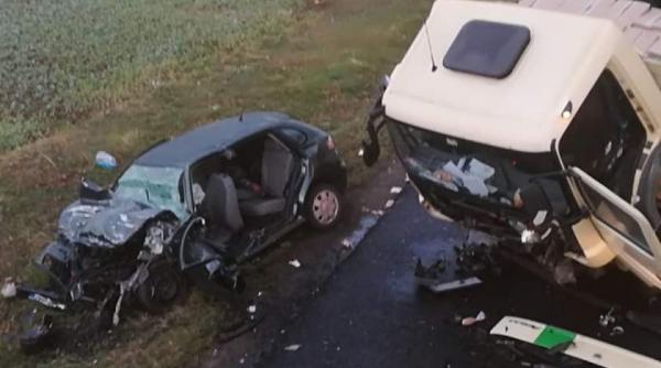 accident teribil in neamt o masina a fost zdrobita de un tir soferul a murit pe loc