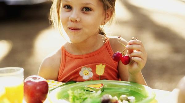 cum iti convingi copilul sa manance fructe si legume