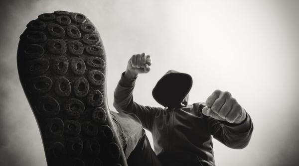 drumul taberei se cauta un bataus de femei