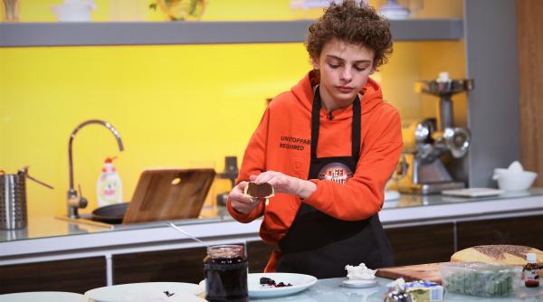 florin dumitrescu isi intalneste sosia la chefi la cutite are parul cret si poarta 46 la picior