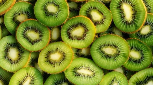 fructele de kiwi ajuta la un somn mai bun