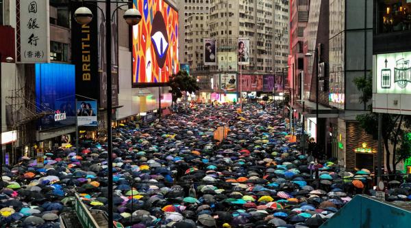 hong kong vrea sa interzica purtarea de masti in timpul manifestatiilor