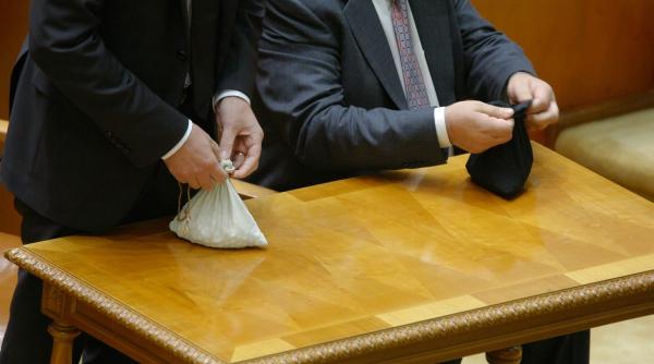 motiunea de cenzura amanata cu scandal pentru joia viitoare