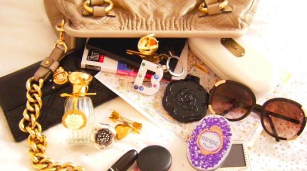 top 10 lucruri o femeie trebuie sa le aiba intotdeauna in geanta azi