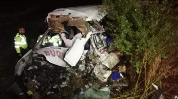 accident teribil in ialomita un microbuz de persoane a fost spulberat de un tir zece morti si opt raniti